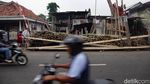 Geliat Pembuatan Batang Pinang Jelang HUT ke-80 RI