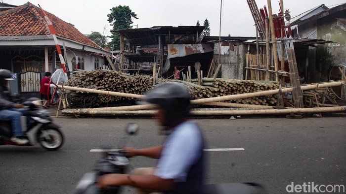 Geliat Pembuatan Batang Pinang Jelang HUT ke-80 RI Pekerja menyelesaikan pembuatan batang pinang di kawasan Manggarai, Jakarta, Selasa (12/8/2025).