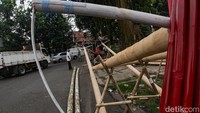 Satu batang pohon pinang yang sudah dibuat dipatok seharga Rp 1 juta hingga Rp 1,5 juta tergantung ukuran dan kualitas.  