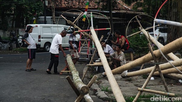 Geliat Pembuatan Batang Pinang Jelang HUT ke-80 RI