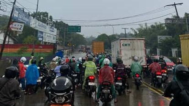 Genangan banjir juga terjadi di sejumlah wilayah di Tangerang, Banten. Banjir muncul setelah hujan deras mengguyur wilayah Tangerang. (dok Pribadi/Illhamadi)