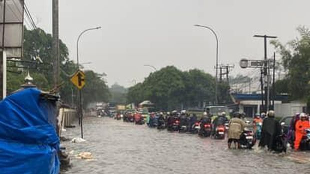 Genangan banjir juga terjadi di sejumlah wilayah di Tangerang, Banten. Banjir muncul setelah hujan deras mengguyur wilayah Tangerang. (dok Pribadi/Illhamadi)