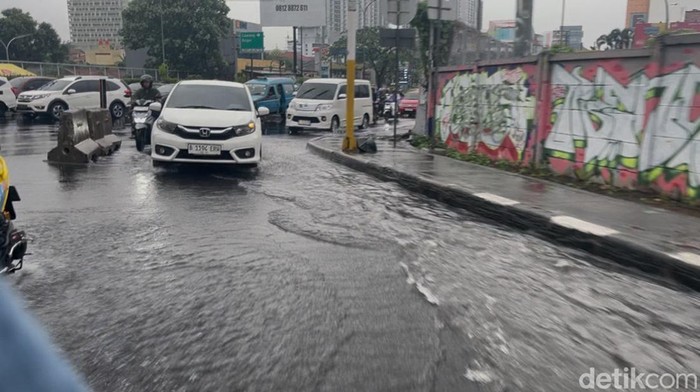 Genangan di Jalan Margonda Depok