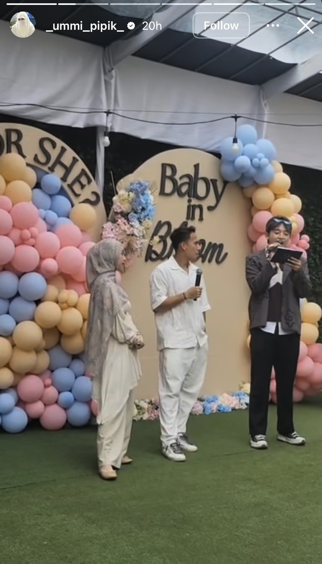 Pada Minggu (10/8/2025) Adiba Khanza dan suaminya, pesepakbola Egy Maulana Fikri baru saja menggelar acara gender reveal untuk mengumumkan jenis kelamin calon anak pertamanya. Digelar semi outdoor, acara tersebut meriah dengan dihiasi dekorasi balon-balon berwarna pastel. Foto: Instagram/@_ummi_pipik_