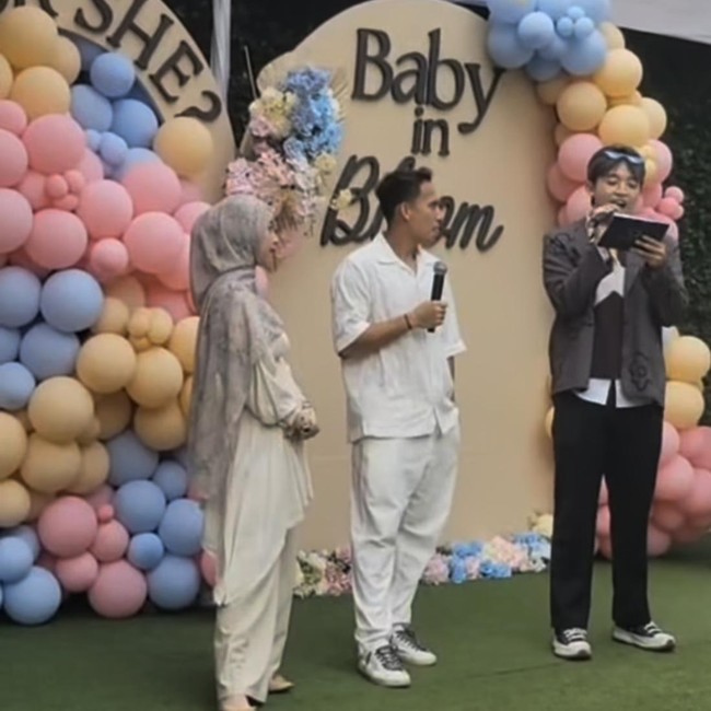 7 Foto Gender Reveal Adiba Khanza, Dapat Hadiah Spesial Dari Umi Pipik