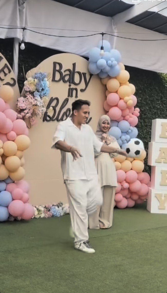 Di inti acara, Egy tampak menendang bola untuk mengetahui jenis kelamin anak pertama mereka. Bola tersebut yang nantinya akan pecah dan mengeluarkan bubuk warna yang sesuai dengan jenis kelamin sang jabang bayi. Foto: Instagram/@_ummi_pipik_