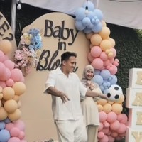 Di inti acara, Egy tampak menendang bola untuk mengetahui jenis kelamin anak pertama mereka. Bola tersebut yang nantinya akan pecah dan mengeluarkan bubuk warna yang sesuai dengan jenis kelamin sang jabang bayi. Foto: Instagram/@_ummi_pipik_