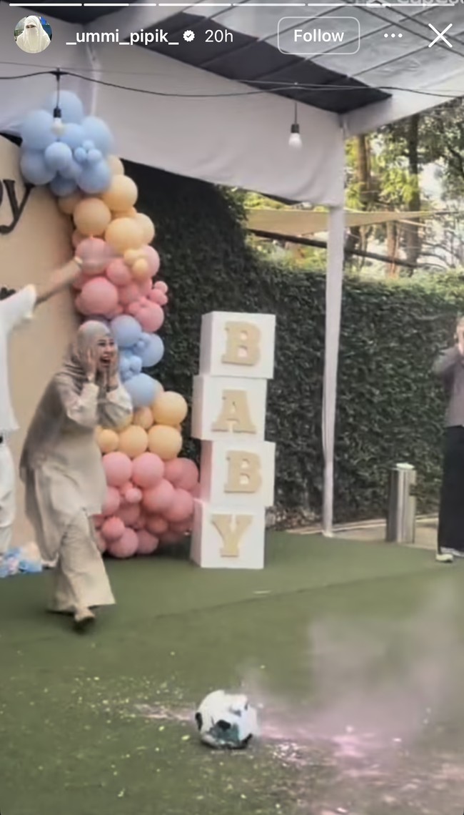 Dari unggahan Instagram Story yang dibagikan Umi Pipikk terlihat bola yang ditendang Egy mengeluarkan bubuk berwarna merah muda, menandakan bahwa calon anak pertamanya berjenis kelamin perempuan. Foto: Instagram/@_ummi_pipik_