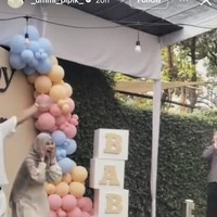 Dari unggahan Instagram Story yang dibagikan Umi Pipikk terlihat bola yang ditendang Egy mengeluarkan bubuk berwarna merah muda, menandakan bahwa calon anak pertamanya berjenis kelamin perempuan. Foto: Instagram/@_ummi_pipik_