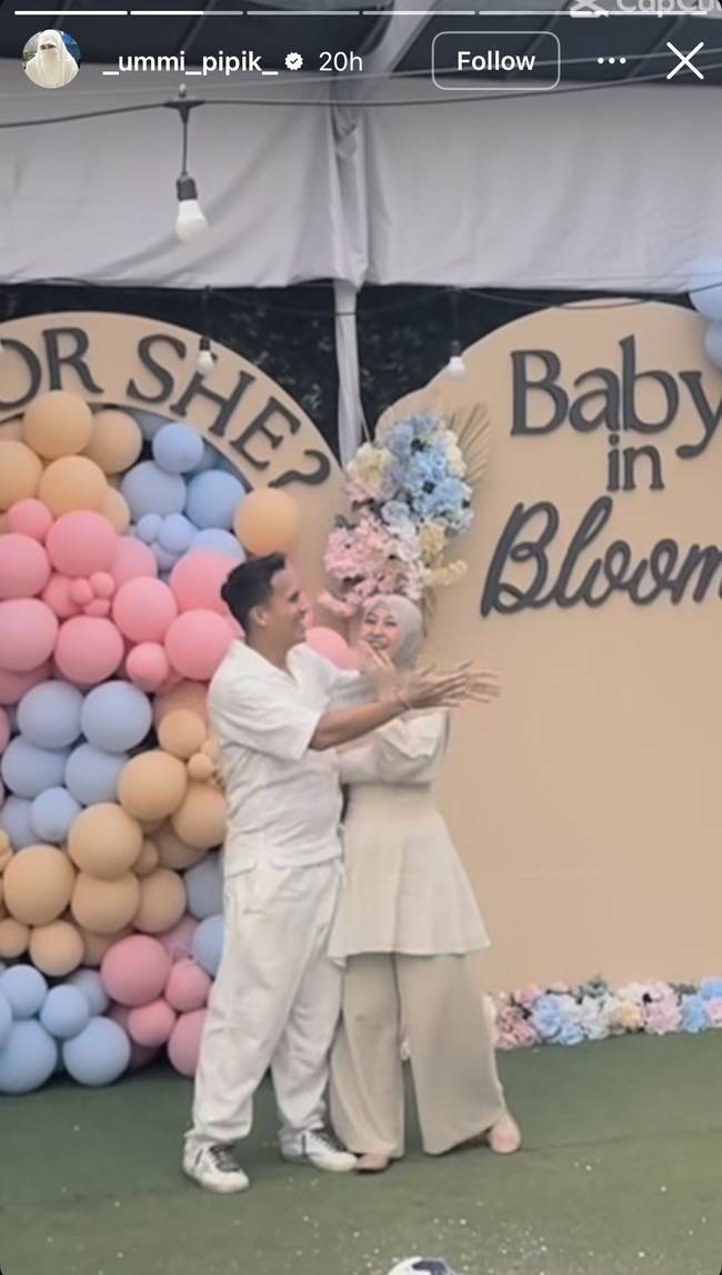 Dengan wajah penuh bahagia Egy pun langsung memeluk Adiba. Sebelumnya, pasangan yang menikah pada Desember 2023 itu pertama kali mengumumkan kehamilan anak pertama mereka pada Juli 2025. Foto: Instagram/@_ummi_pipik_