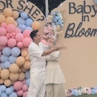 Dengan wajah penuh bahagia Egy pun langsung memeluk Adiba. Sebelumnya, pasangan yang menikah pada Desember 2023 itu pertama kali mengumumkan kehamilan anak pertama mereka pada Juli 2025. Foto: Instagram/@_ummi_pipik_