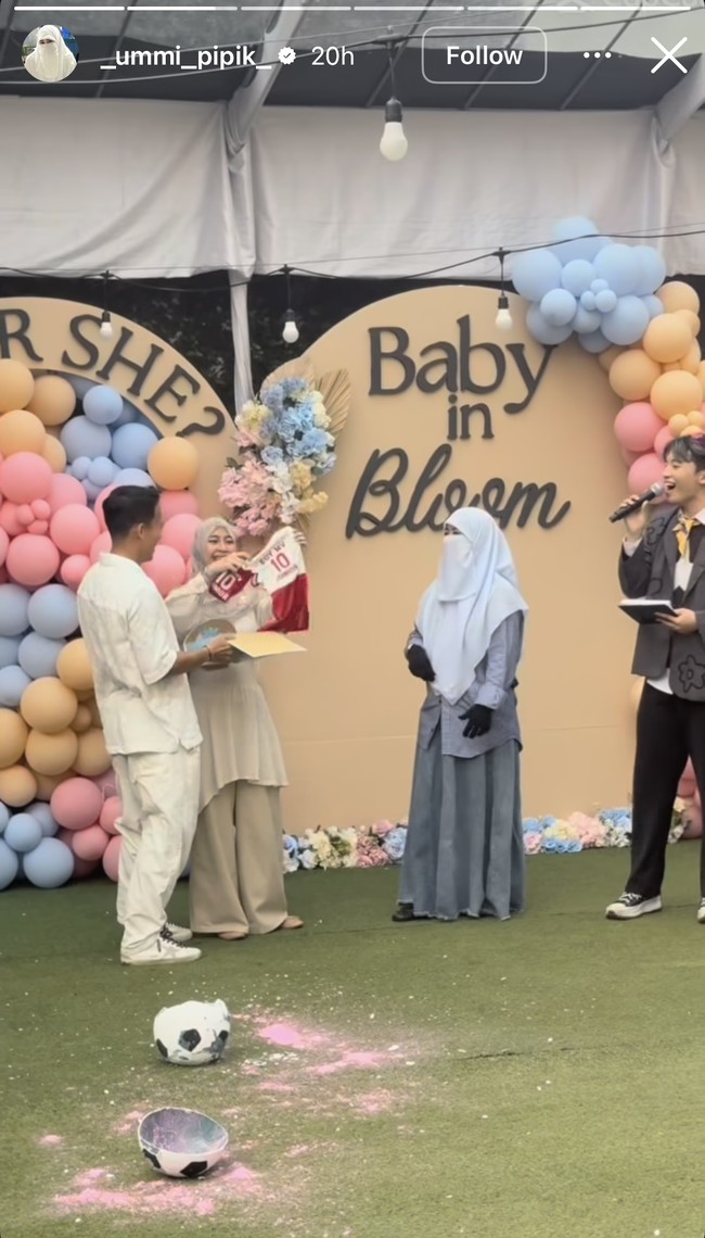Umi Pipik rupanya juga sudah menyiapkan hadiah spesial untuk calon cucunya. Ia memberikan 2 buah baju bayi berbentuk mirip jersey sepak bola dengan warna merah dan putih. Foto: Instagram/@_ummi_pipik_