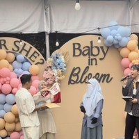 Umi Pipik rupanya juga sudah menyiapkan hadiah spesial untuk calon cucunya. Ia memberikan 2 buah baju bayi berbentuk mirip jersey sepak bola dengan warna merah dan putih. Foto: Instagram/@_ummi_pipik_