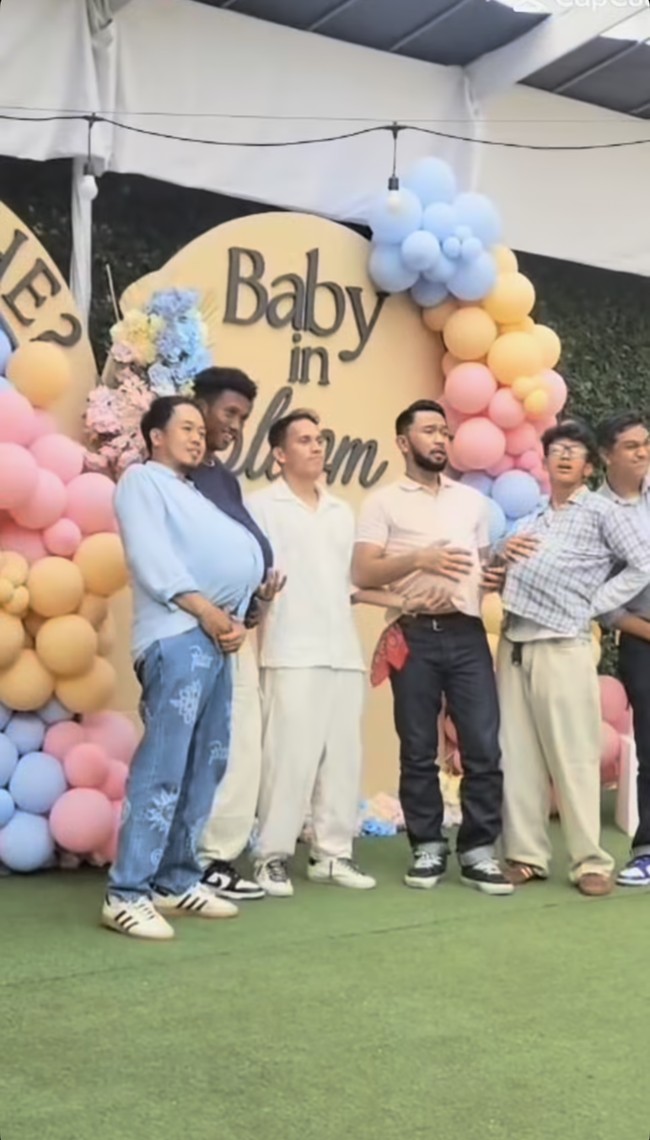 Acara tersebut juga dimeriahkan dengan beragam game seru untuk menghibur para tamu undangan yang hadir. Foto: Instagram/@_ummi_pipik_