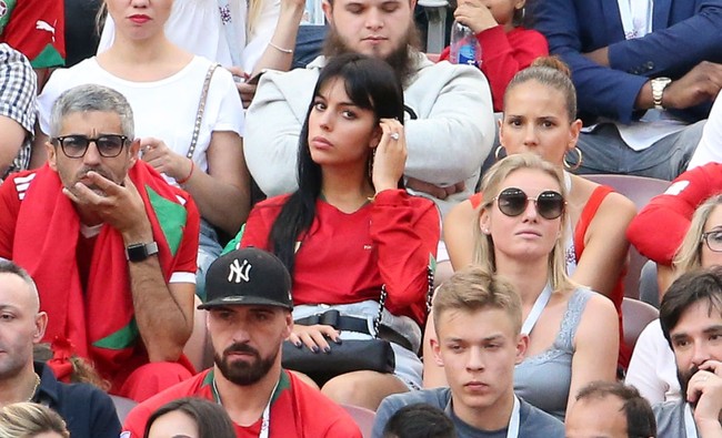 Gosip Georgina Rodriguez dilamar Ronaldo sudah dimulai sejak 2018. Saat itu Georgina berada di barisan bangku penonton memberi dukungan pada Cristiano Ronaldo yang berlaga untuk Portugal di Piala Dunia 2018. Mantan pegawai di butik Gucci itu tampak mengenakan cincin berlian Cartier di jari manisnya. Foto: Dok. Instagram