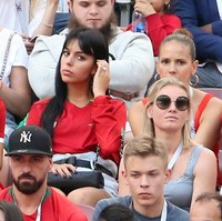 Gosip Georgina Rodriguez dilamar Ronaldo sudah dimulai sejak 2018. Saat itu Georgina berada di barisan bangku penonton memberi dukungan pada Cristiano Ronaldo yang berlaga untuk Portugal di Piala Dunia 2018. Mantan pegawai di butik Gucci itu tampak mengenakan cincin berlian Cartier di jari manisnya. Foto: Dok. Instagram