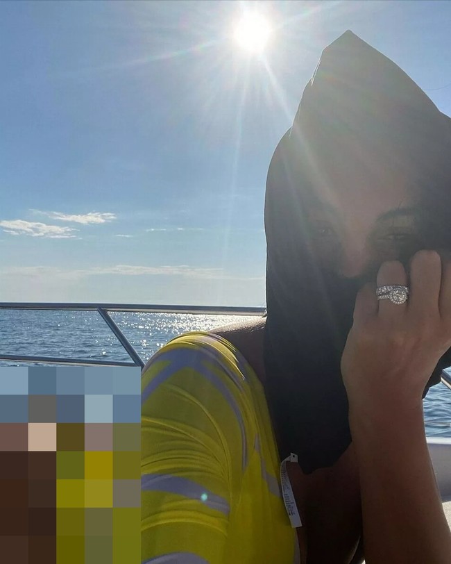 Pada Juni 2020, lagi-lagi Cristiano Ronaldo dirumorkan melamar Georgina Rodriguez. Kali ini isu itu muncul usai Georgina memamerkan foto dirinya memakai dua cincin berlian besar saat berjemur di atas yacht di sela-sela liburannya bersama Ronaldo. Foto: Dok. Instagram