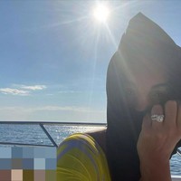 Pada Juni 2020, lagi-lagi Cristiano Ronaldo dirumorkan melamar Georgina Rodriguez. Kali ini isu itu muncul usai Georgina memamerkan foto dirinya memakai dua cincin berlian besar saat berjemur di atas yacht di sela-sela liburannya bersama Ronaldo. Foto: Dok. Instagram