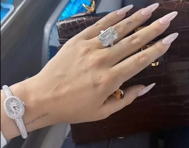 Setelah lama tidak ada gosip tunangan, pada April 2025, Georgina Rodriguez dan Cristiano Ronaldo kembali dirumorkan lamaran. Kali ini karena Georgina mengunggah foto jari tangan kanannya di atas tas Hermes miliknya. Tampak di jari manis Georgina dihiasi cincin berlian yang diperkirakan 20 karat dan berharga US$ 4 juta. Foto: Dok. Instagram