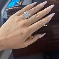 Setelah lama tidak ada gosip tunangan, pada April 2025, Georgina Rodriguez dan Cristiano Ronaldo kembali dirumorkan lamaran. Kali ini karena Georgina mengunggah foto jari tangan kanannya di atas tas Hermes miliknya. Tampak di jari manis Georgina dihiasi cincin berlian yang diperkirakan 20 karat dan berharga US$ 4 juta. Foto: Dok. Instagram