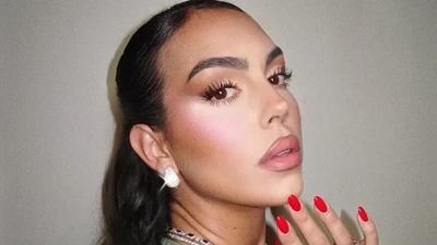 Foto Georgina Sering Pamer Cincin, Dilamar Ronaldo Setelah 8 Tahun Pacaran