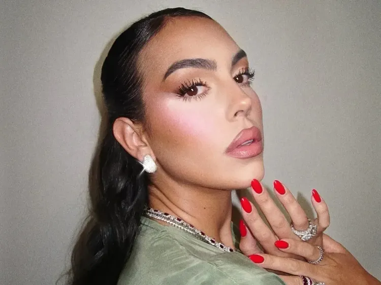 Foto Georgina Sering Pamer Cincin, Dilamar Ronaldo Setelah 8 Tahun Pacaran