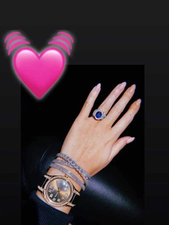 Dua tahun kemudian, tepatnya pada Februari 2020, Georgina Rodriguez dan Cristiano Ronaldo kembali diterpa gosip tunangan. Penyebabnya, bintang film dokumenter I Am Georgina itu memamerkan foto dirinya memakai cincin yang dihiasi berlian dan batu safir. Cincin tersebut diprediksi bernilai US$ 1,29 juta. Foto: Dok. Instagram