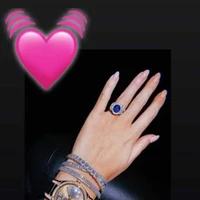 Dua tahun kemudian, tepatnya pada Februari 2020, Georgina Rodriguez dan Cristiano Ronaldo kembali diterpa gosip tunangan. Penyebabnya, bintang film dokumenter I Am Georgina itu memamerkan foto dirinya memakai cincin yang dihiasi berlian dan batu safir. Cincin tersebut diprediksi bernilai US$ 1,29 juta. Foto: Dok. Instagram