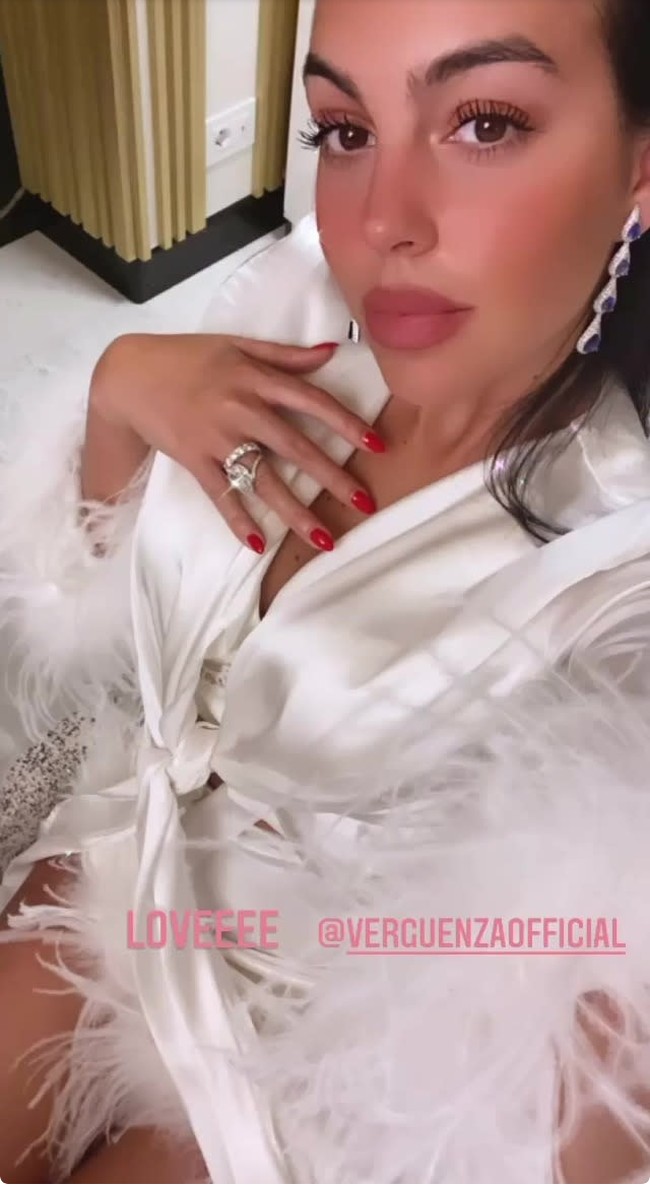 Rumor Cristiano Ronaldo dan Georgina Rodriguez tunangan kembali mucul pada Januari 2021. Penyebabnya lagi-lagi karena Georgina memamerkan foto dirinya di media sosial berpose dengan memakai dress putih dan tangan yang dihiasi cincin berlian.  Foto: Dok. Instagram