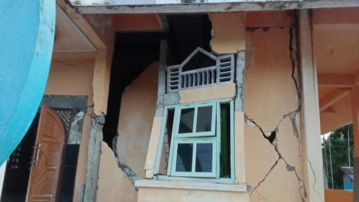 Gereja Alfa Omega di Sarmi Papua rusak akibat dampak gempa.