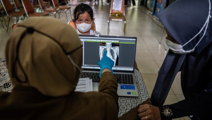 Warga antre untuk melakukan pemeriksaan kesehatan saat pelaksanaan skrining Tuberculosis (TBC) gratis di RPTRA Gondangdia, Jakarta, Selasa (12/8/2025). Layanan skrining TBC tersebut digelar secara gratis oleh Puskesmas Menteng DKI Jakarta dengan target sebanyak 100 orang yang bertujuan untuk deteksi dini sebagai upaya mencegah penularan penyakit TBC serta mengetahui kesehatan warga. ANTARA FOTO/Bayu Pratama S