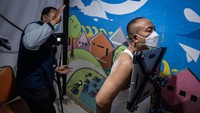 Petugas kesehatan melayani warga mengikuti skiring rontgen thorax saat pelaksanaan skrining Tuberculosis (TBC) gratis di RPTRA Gondangdia, Jakarta, Selasa (12/8/2025). ANTARA FOTO/Bayu Pratama S