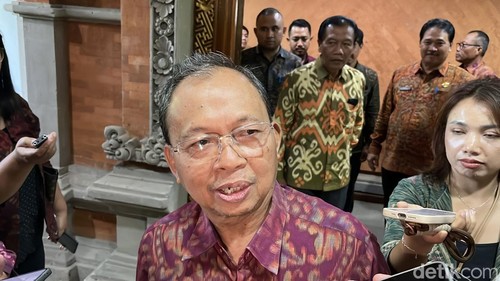 Gubernur Bali Wayan Koster usai menghadiri rapat paripurna DPRD Bali di Kantor Gubernur Bali, Senin (12/8/2025). (Rizki Setyo Samudero)