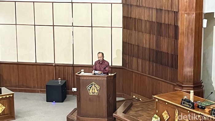 Gubernur Bali Wayan Koster menjawab pandangan umum fraksi DPRD Bali saat rapat paripurna di Kantor Gubernur Bali, Selasa (12/8/2025).