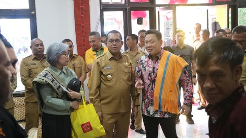 Gubernur Nusa Tenggara Timur (NTT) Emanuel Melkiades Laka Lena meresmikan NTT Mart dan Dapur Flobamorata perdana di Kupang, Selasa (12/8/2025). (Foto: Dok. Humas Pemprov NTT)