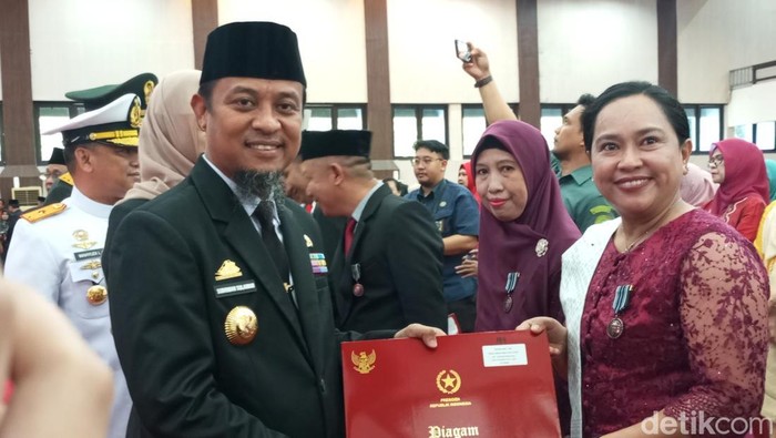 Gubernur Sulsel, Andi Sudirman Sulaiman menyerahkan tanda kehormatan kepada PNS Pemprov Sulsel.