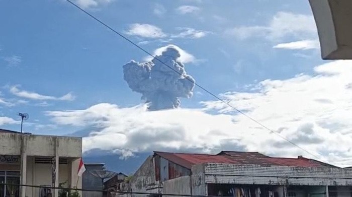 Gunung Marapi kembali erupsi dan melontarkan abu vulkanik setinggi 1,6 kilometer dari atas puncak. (Dok. Istimewa)
