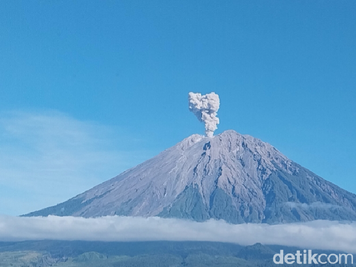 Gunung Semeru erupsi