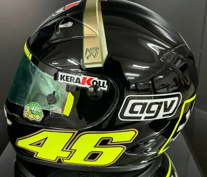 Helm Valentino Rossi dilelang