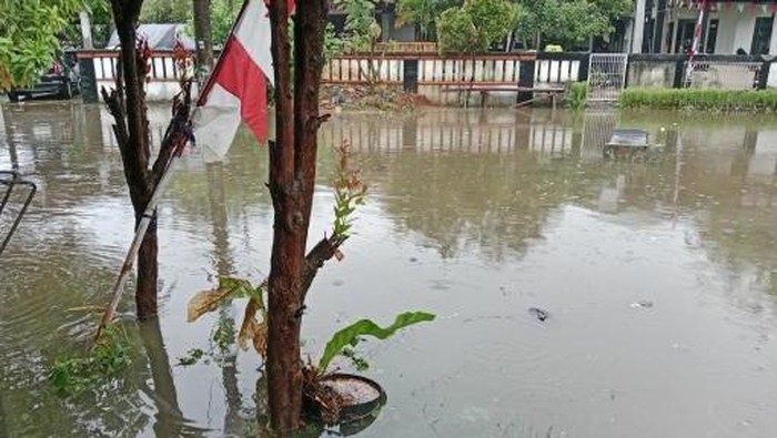 Hujan deras disertai angin kencang juga terjadi di kawasan Bekasi, Jawa Barat (Jabar). Tingginya intensitas hujan membuat sejumlah titik terjadi genangan banjir. (dok Pribadi/Winda)