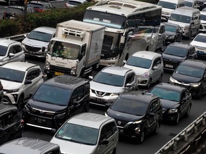 Hari Kejepit, Lalin Tol Arah Jakarta Padat di Sejumlah Titik
