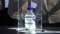 Sampel produk Pertamina Sustainable Aviation Fuel (SAF), berbahan baku campuran Used Cooking Oil (UCO) atau minyak jelantah yang ditampilkan secara simbolis pada acara Lifting Perdana Pertamina Sustainable Aviation Fuel (SAF) di KIlang Pertamina RU IV CIlacap, Jawa Tengah, Selasa (12/8/2025). ANTARA FOTO/Idhad Zakaria