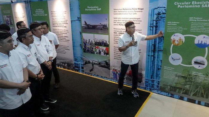Dirut PT Kilang Pertamina International (KPI) Taufik Adityawarman (kiri), menyerahkan sampel SAF kepada Dirut Pelita Air Dendy Kurniawan (kanan), disaksikan oleh Wadirut PT Pertamina Oki Muraza (tengah), pada acara Lifting Perdana Pertamina Sustainable Aviation Fuel (SAF) di KIlang Pertamina RU IV CIlacap, Jawa Tengah, Selasa (12/8/2025). KPI resmi melakukan lifting atau pengiriman perdana produk Pertamina Sustainable Aviation Fuel (SAF), berbahan baku campuran Used Cooking Oil (UCO) atau minyak jelantah untuk penerbangan pesawat Pelita AIr Services dengan rute Jakarta-Denpasar. ANTARA FOTO/Idhad Zakaria