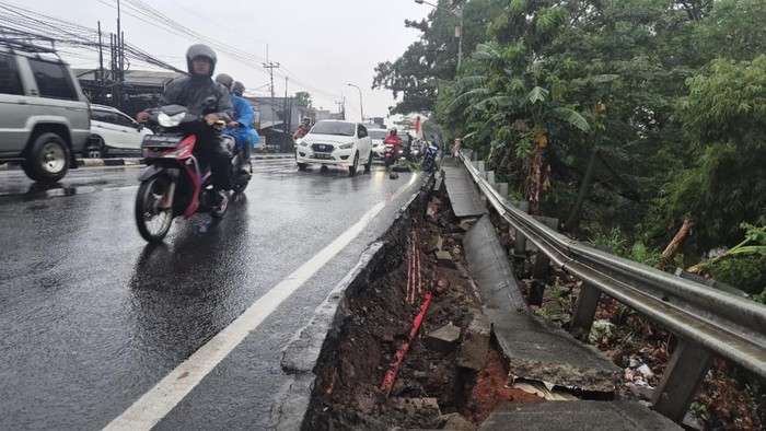 Jalan di Cisalak Depok amblas sore ini (Devi/detikcom)