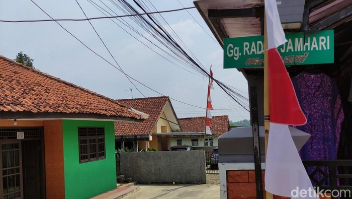 Jalan Kaum, Karadenan, Cibinong, Kabupaten Bogor.