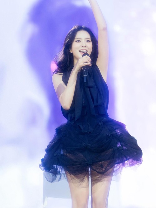 Jisoo BLACKPINK tampil memakai gaun khusus rancangan Creative Director Dior, Jonathan Anderson.