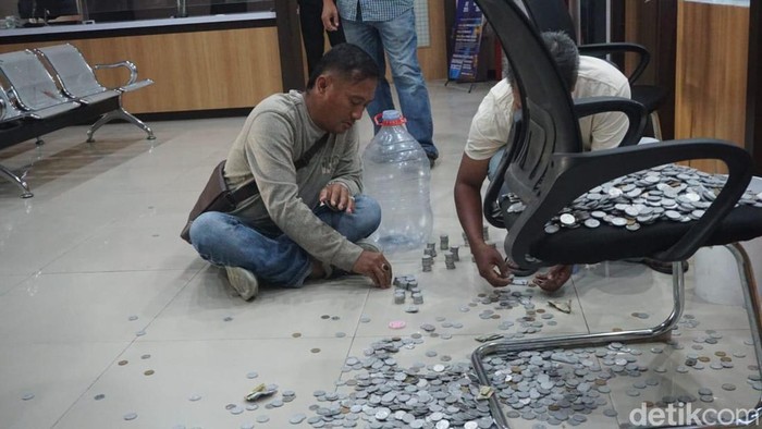 Joko Fattah Rochim (63) membawa segalon uang koin ke Bapenda Jombang