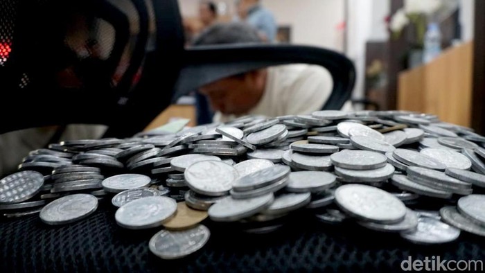 Joko Fattah Rochim (63) membawa segalon uang koin ke Bapenda Jombang