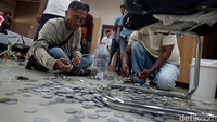 Ia membawa uang koin pecahan Rp 200, Rp 500 dan Rp 1.000 dalam satu galon air mineral.