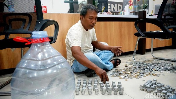 Protes PBB Naik Pria Asal Jombang Bawa Satu Galon Uang Koin ke Bapenda